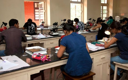 Trường Ấn Độ cắt tay áo thí sinh để chống gian lận thi cử