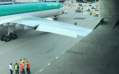 Máy bay gãy cánh vì va phải cột bê tông trên sân bay Mỹ