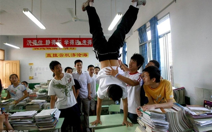 Khoảnh khắc thư giãn trong mùa thi đại học khốc liệt ở Trung Quốc