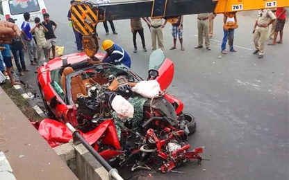 Lái siêu xe Ferrari đâm gầm cầu vượt, thương nhân tử nạn