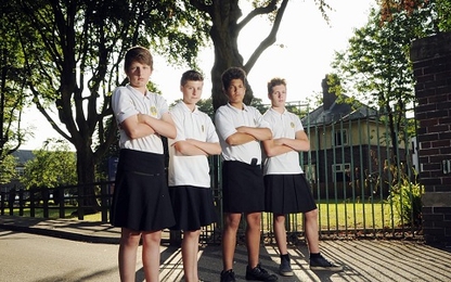 Trường học Anh cho phép nam sinh mặc váy, cấm quần đùi