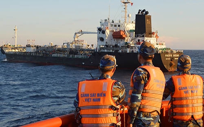 Tàu Singapore bán lậu dầu tại vùng biển Việt Nam