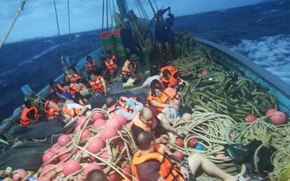 Hai tàu chở hơn 100 khách lật úp ngoài khơi đảo Phuket