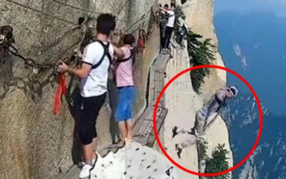 Đang leo núi, du khách bỗng tháo dây an toàn rồi lao xuống vực