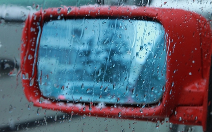 Đánh bay nước mưa bám trên gương ô tô với vật dụng dưới 15.000 đồng