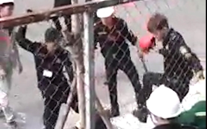 Camera ghi hình nhóm bảo vệ đánh hội đồng 2 công nhân ở Sài Gòn