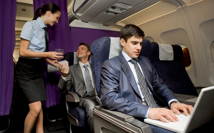 Tiếp viên hàng không để ý điều gì khi hành khách lên máy bay?
