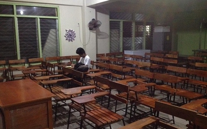 Nhà không có điện, nam sinh Philippines ở lại lớp làm bài tập