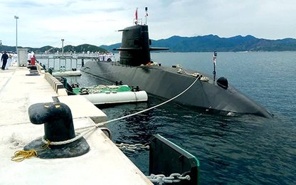 Tàu ngầm Nhật Bản cập cảng Cam Ranh