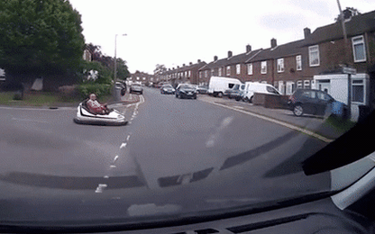 Clip người đàn ông lái xe điện đụng ra đường tham gia giao thông