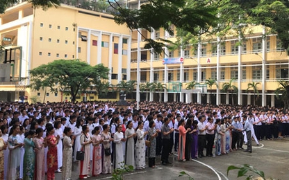 Buổi chia tay hiệu trưởng đầy nước mắt ở trường chuyên Sài Gòn