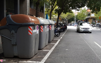 Thùng rác, ôtô, xe máy xếp đầy lòng đường ở Barcelona