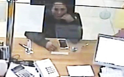 Truy tìm người phụ nữ trộm iPhone để quên ở ngân hàng