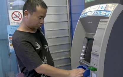 Người đàn ông Trung Quốc mang 102 thẻ ATM giả đi rút tiền