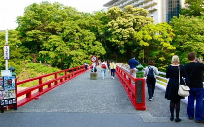 Cây cầu đi bộ hút khách ngắm cảnh ở Nhật Bản