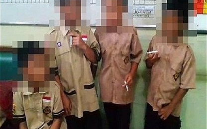 Indonesia: Hiệu trưởng bắt học sinh hút thuốc lá để trừng phạt
