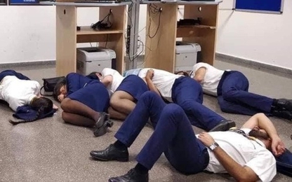 Tiếp viên hàng không bị sa thải vì 'dàn cảnh' ngủ vạ vật dưới sàn