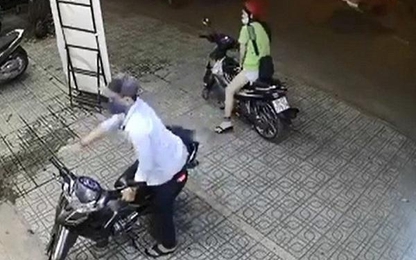 Đôi nam nữ trộm xe máy nhanh như cắt ở Sài Gòn