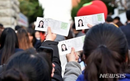 Nữ sinh Hàn Quốc ngất xỉu trong nhà vệ sinh sau khi thi đại học