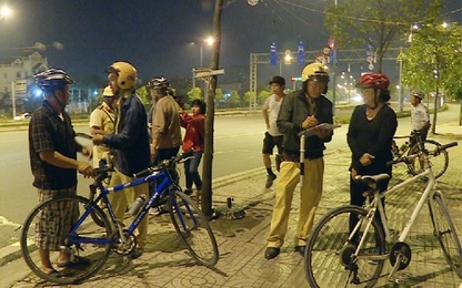 CSGT TP HCM xử lý hàng loạt người đi xe đạp vào làn ôtô