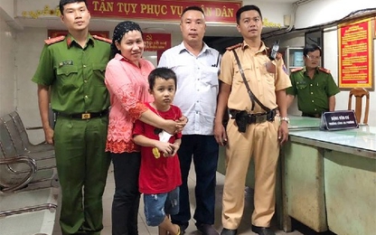 CSGT TP HCM tìm bé trai đi lạc trong 'trận bão' Việt Nam thắng Malaysia