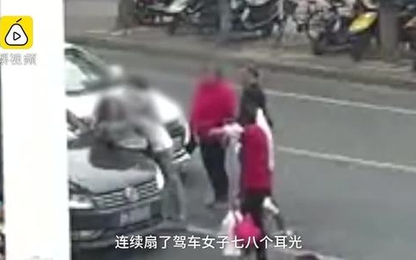 Người phụ nữ đi bộ tấn công nữ tài xế vì bị chắn đường