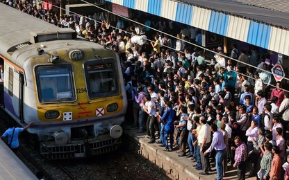 Cảnh nghẹt thở đi làm bằng tàu hỏa tại Ấn Độ