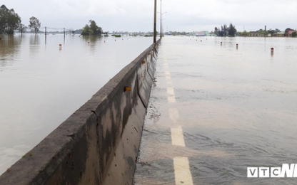 Nước ngập sâu 1m, giao thông trên quốc lộ 1A qua Quảng Nam tê liệt