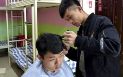 Nam sinh Trung Quốc nổi tiếng nhờ dịch vụ cắt tóc trong trường