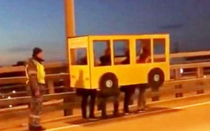 4 người giả làm xe buýt để qua cây cầu cấm người đi bộ
