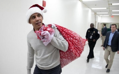 Ông Obama đóng giả ông già Noel tặng quà cho bệnh nhi