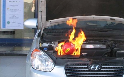 Xem bóng cứu hỏa dập tắt đám cháy ngay tức thì cho xe