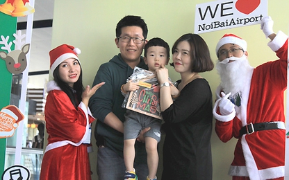 Hành khách bất ngờ được nhận quà Noel ở sân bay Nội Bài