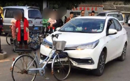 Xe đạp đâm móp đầu ôtô Toyota sau tai nạn