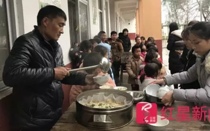 Hiệu trưởng Trung Quốc trích lương, tự nấu ăn cho học sinh