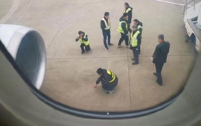 Máy bay hoãn chuyến vì khách Trung Quốc ném đồng xu vào động cơ
