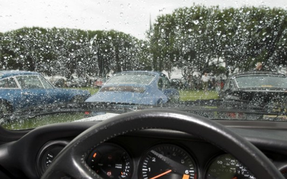 Kinh nghiệm lái xe ô tô an toàn trong thời tiết mưa rét