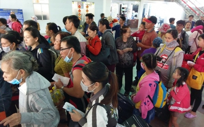 Nhiều hành khách trễ tàu về quê đón Tết ở ga Sài Gòn