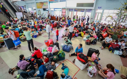 Hàng nghìn người về Tết vạ vật ở ga Sài Gòn vì tàu trật bánh