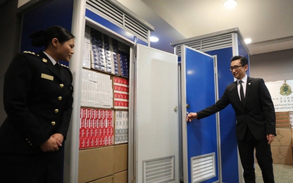 Thuốc lá lậu lèn chặt trong nhà vệ sinh di động ở Hong Kong