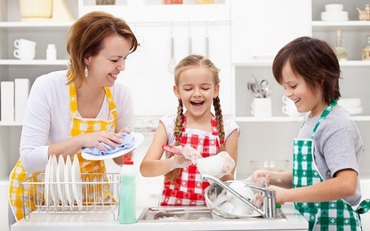 Tám cách khuyến khích trẻ phụ giúp việc nhà trong dịp Tết
