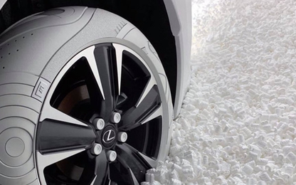 Lexus UX lạ mắt trong bộ lốp Nike trắng muốt
