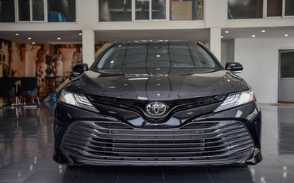 Toyota Camry mới nhập Mỹ giá hơn 2,5 tỷ tại Hà Nội