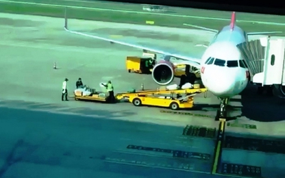 Kỷ luật hai nhân viên ném hành lý của khách đi máy bay
