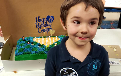 Cậu bé Mỹ 6 tuổi được lính cứu hỏa tổ chức tiệc sinh nhật