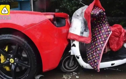 Mải xem điện thoại, nữ sinh đi xe điện đâm trúng siêu xe Ferrari