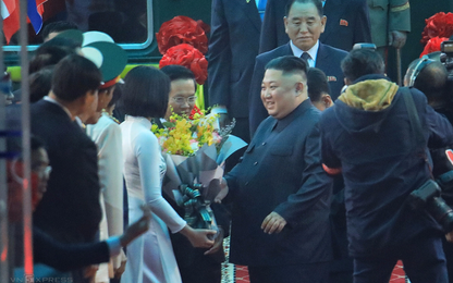 Nữ sinh Sư phạm Lạng Sơn tặng hoa cho ông Kim Jong-un