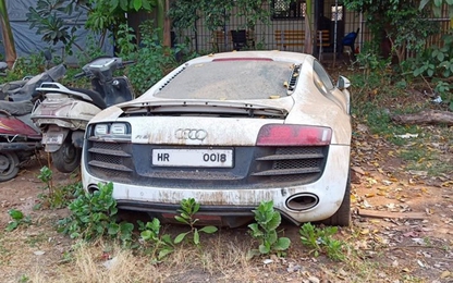 Bị bỏ rơi, siêu xe Audi R8 thành đống sắt vụn