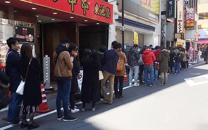 Khách xếp hàng dài chờ ăn phở Thìn Lò Đúc bán ở Nhật