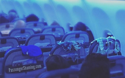 Hành khách chiếm cả dãy ghế máy bay để hong khô quần áo